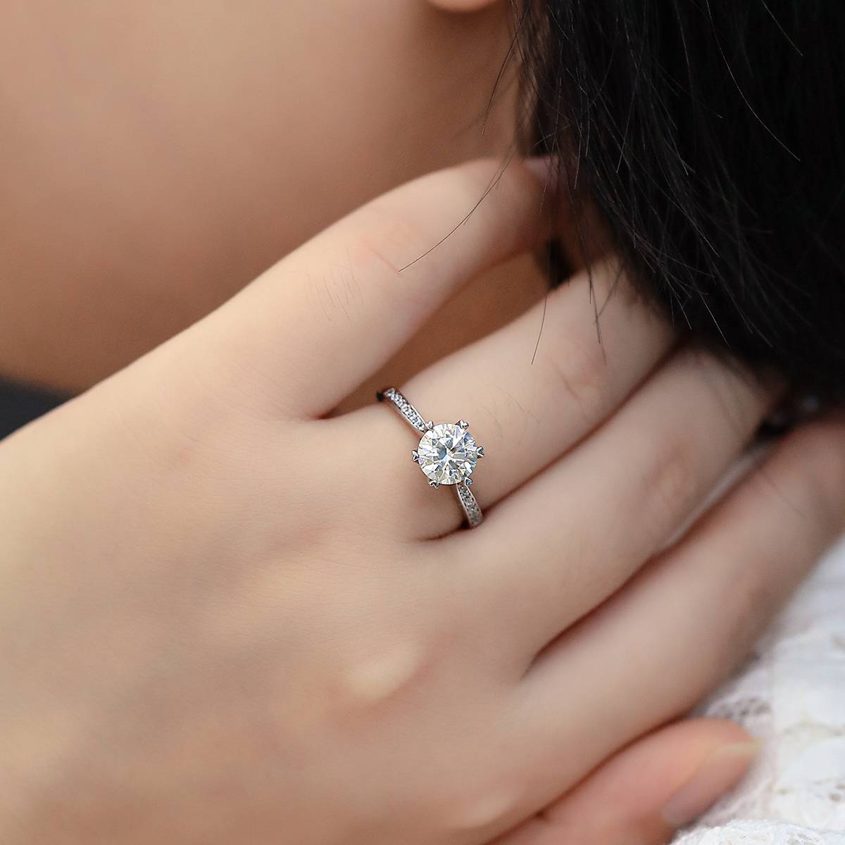 时来运转S925银镀白金莫桑钻女戒1.5克拉D级